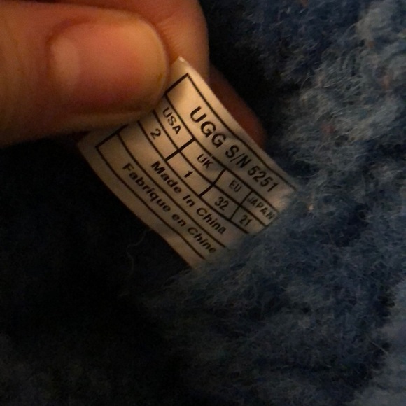 Blue Uggs size 2 but fits like 4 - Picture 4 of 5
